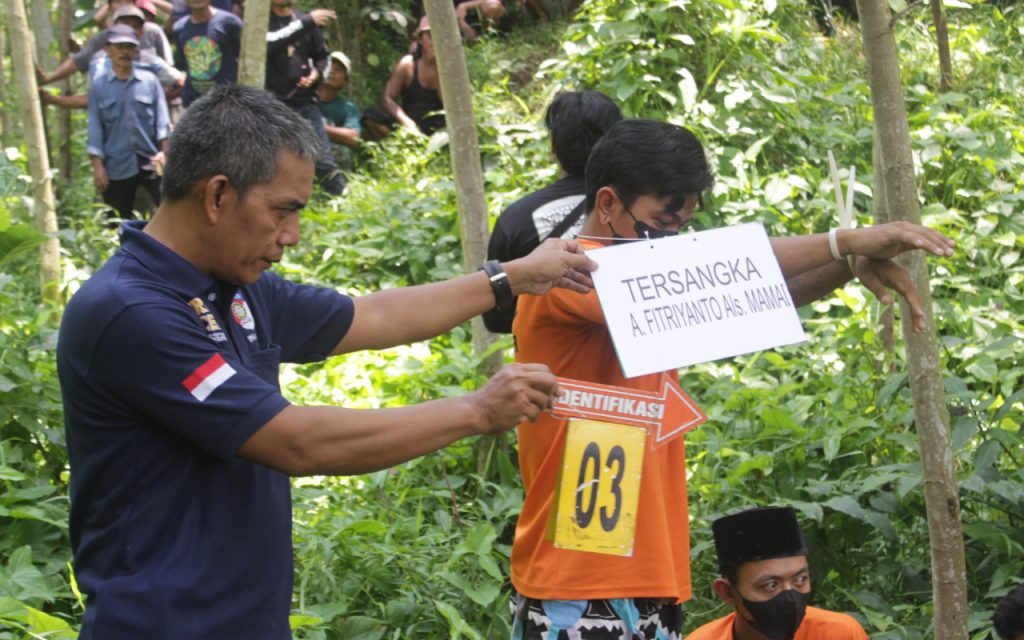 16 Adegan Rekonstruksi Kakek Dikubur di Tengah Kebun Jati Jember