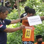 Foto: Satreskrim Polres Jember saat menggelar rekonstruksi kasus kakek tewas dikubur di tengah Kebun Jati Jember.