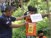 Foto: Satreskrim Polres Jember saat menggelar rekonstruksi kasus kakek tewas dikubur di tengah Kebun Jati Jember.