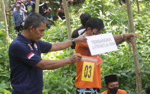 16 Adegan Rekonstruksi Kakek Dikubur di Tengah Kebun Jati Jember