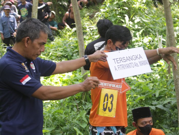 Foto: Satreskrim Polres Jember saat menggelar rekonstruksi kasus kakek tewas dikubur di tengah Kebun Jati Jember.