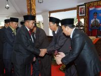 Foto: Bupati Sumenep H. Achmad Fauzi Wongsojudo usai melantik lima Pejabat Pimpinan Tinggi Pratama (PPTP) di lingkungan Pemerintah Kabupaten (Pemkab) Sumenep. (Ist/wartazone.com)