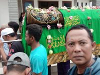 Foto: Jenazah nenek Muslikah (76) warga Desa Puger Wetan, Kecamatan Puger, Jember, saat dibawa menuju peristirahatan terakhir.
