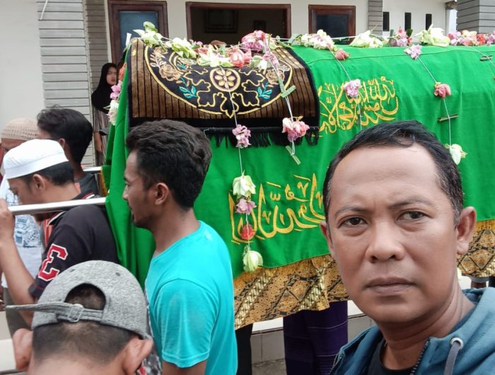 Foto: Jenazah nenek Muslikah (76) warga Desa Puger Wetan, Kecamatan Puger, Jember, saat dibawa menuju peristirahatan terakhir.
