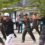 Foto: Bupati Nias Ya'atulo Gulo (kiri) serta Wakil Bupati Nias Arota Lase (kanan) saat senam bersama Dandim dan personil Kodim 0213/Nias.