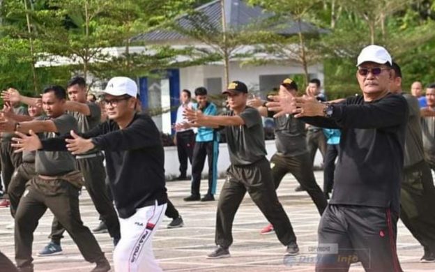 Foto: Bupati Nias Ya'atulo Gulo (kiri) serta Wakil Bupati Nias Arota Lase (kanan) saat senam bersama Dandim dan personil Kodim 0213/Nias.