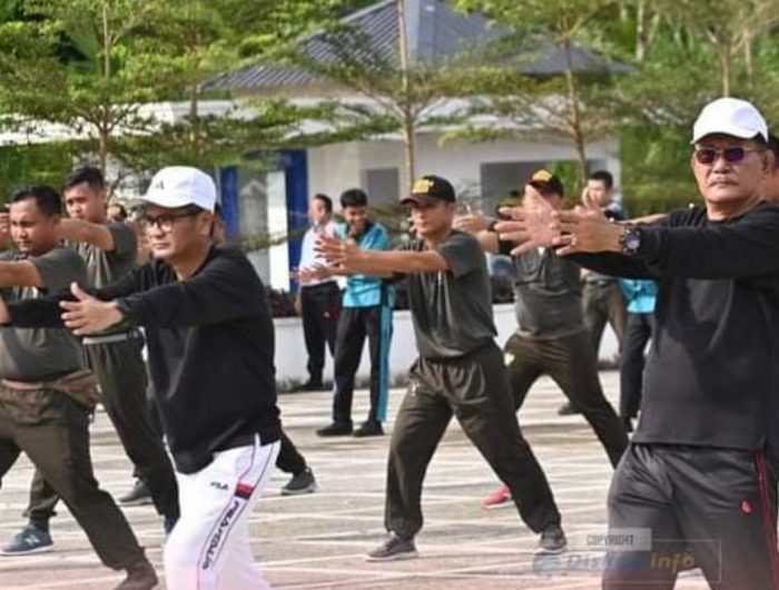 Foto: Bupati Nias Ya'atulo Gulo (kiri) serta Wakil Bupati Nias Arota Lase (kanan) saat senam bersama Dandim dan personil Kodim 0213/Nias.