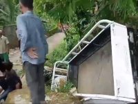 Foto: Tangkapan layar video amatir peristiwa kecelakaan yang direkam oknum Kasun di Jember yang viral dan tengah menjadi sorotan.