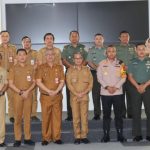 Foto: Bupati Nias, Kapolres Nias dan perwakilan Dandim 0213/Nias foto bersama usai melakukan penandatanganan NPHD dalam rangka Pilkada 2024.