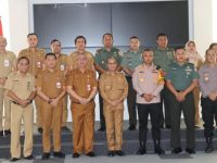 Foto: Bupati Nias, Kapolres Nias dan perwakilan Dandim 0213/Nias foto bersama usai melakukan penandatanganan NPHD dalam rangka Pilkada 2024.