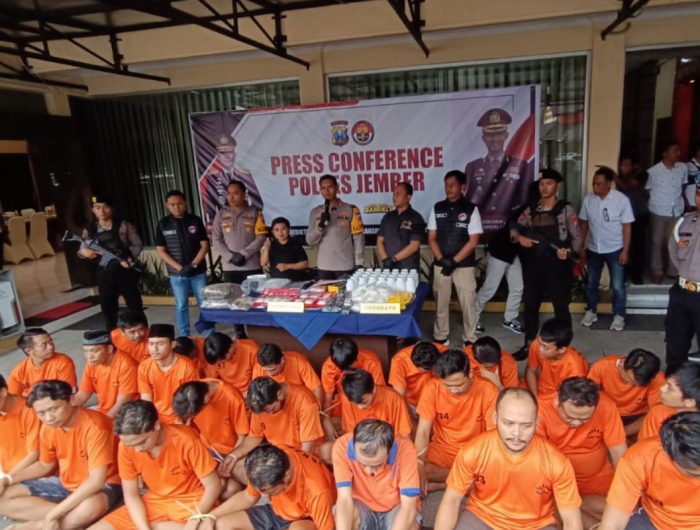 Foto: Kapolres Jember, AKBP Bayu Pratama Gubunagi saat menggelar press conference, Selasa (05/03/2024) siang.