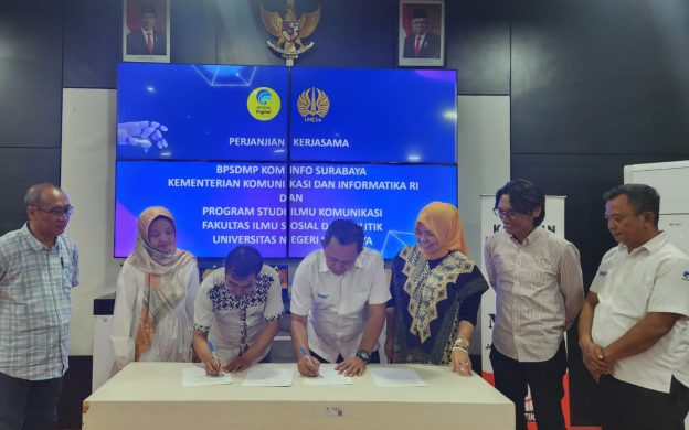Foto: Dr. Anam Miftahul Huda dan Bagus Winarko membubuhkan tanda tangan.