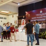 Foto: Suasana tegang rapat pleno terbuka rekapitulasi pemungutan dan penghitungan suara Pemilu 2024 tingkat kabupaten untuk Kecamatan Arjasa di Gedung Adi Poday, Rabu (6 Maret 2024).