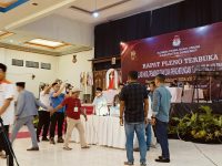 Foto: Suasana tegang rapat pleno terbuka rekapitulasi pemungutan dan penghitungan suara Pemilu 2024 tingkat kabupaten untuk Kecamatan Arjasa di Gedung Adi Poday, Rabu (6 Maret 2024).