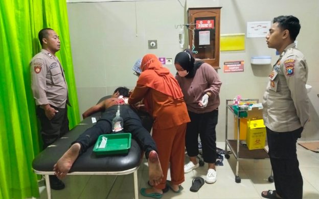 Foto: Korban saat mendapat penanganan medis di RSD Balung Jember.