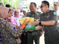 Foto: Pj. Gubernur Jatim Adhy Karyono, berjanji menjaga kestabilan harga dengan menjaga stok jelang Ramadan 1445 H.