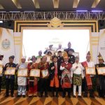 Foto: Pj Gubernur Sumut foto bersama para kepala daerah Kabupaten/Kita usai menyerahkan penghargaan.