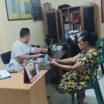 FOTO: Supiati (48) warga Dusun Krajan, Desa Glundengan, Kecamatan Wuluhan, Jember, saat melaporkan suaminya ke Polsek Wuluhan, usai menjadi korban Kekerasan Dalam Rumah Tangga (KDRT).