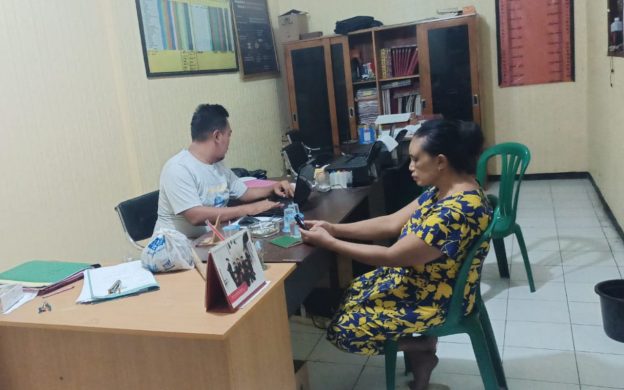 FOTO: Supiati (48) warga Dusun Krajan, Desa Glundengan, Kecamatan Wuluhan, Jember, saat melaporkan suaminya ke Polsek Wuluhan, usai menjadi korban Kekerasan Dalam Rumah Tangga (KDRT).
