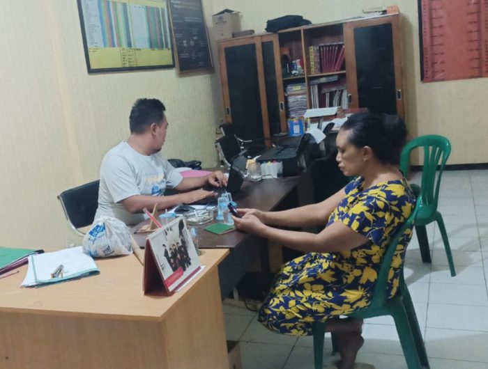 FOTO: Supiati (48) warga Dusun Krajan, Desa Glundengan, Kecamatan Wuluhan, Jember, saat melaporkan suaminya ke Polsek Wuluhan, usai menjadi korban Kekerasan Dalam Rumah Tangga (KDRT).
