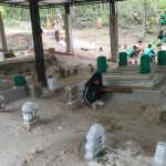 Foto: Para santri Ponpes Al-Arief Jate Pulau Giliraja, Kecamatan Giligenting, Kabupaten Sumenep, saat menggelar bersih-bersih pasarean Agung Arif, pendiri pondok pesantren Al-Arief bersama warga sekitar. (Zainal Arifin/wartazone.com)