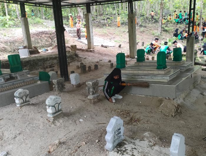 Foto: Para santri Ponpes Al-Arief Jate Pulau Giliraja, Kecamatan Giligenting, Kabupaten Sumenep, saat menggelar bersih-bersih pasarean Agung Arif, pendiri pondok pesantren Al-Arief bersama warga sekitar. (Zainal Arifin/wartazone.com)