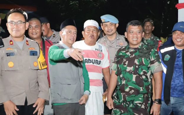 Foto: Pj Bupati Pamekasan Masrukin, turun langsung untuk memantau kondisi warga yang terdampak banjir di sejumlah daerah akibat kejadian pada Selasa malam, (12 Maret 2024).