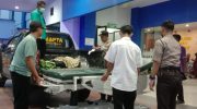 Foto: Korban dievakuasi ke RSD Balung usai tertimpa pohon saat melintas di jalur utama Balung-Rambipuji Jember.