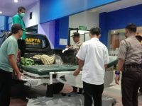 Foto: Korban dievakuasi ke RSD Balung usai tertimpa pohon saat melintas di jalur utama Balung-Rambipuji Jember.