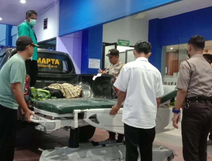 Foto: Korban dievakuasi ke RSD Balung usai tertimpa pohon saat melintas di jalur utama Balung-Rambipuji Jember.