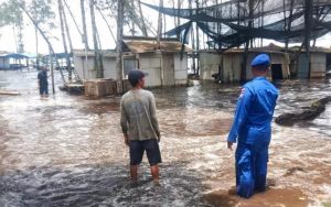 Puluhan Warung di Pesisir Pantai Jember Hancur Usai Diterjang Banjir