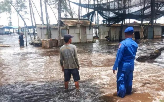 Foto: Kondisi terkini sejumlah warung di pesisir pantai Jember yang hancur usai diterjang banjir air rob.