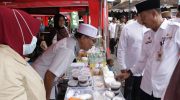 Foto: Sekda Edi Rasiyadi didampingi jajaran Forkopimda saat meninjau stan Bazar Takjil Ramadan di areal Taman Bunga, tepatnya di depan Makodim 0827/Sumenep, Kelurahan Pajagalan, Kecamatan Kota, Kabupaten Sumenep.