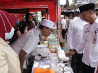 Foto: Sekda Edi Rasiyadi didampingi jajaran Forkopimda saat meninjau stan Bazar Takjil Ramadan di areal Taman Bunga, tepatnya di depan Makodim 0827/Sumenep, Kelurahan Pajagalan, Kecamatan Kota, Kabupaten Sumenep.