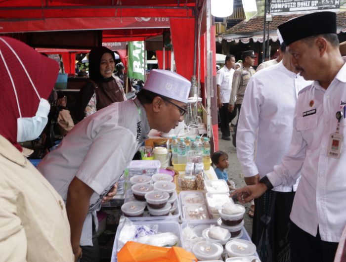 Foto: Sekda Edi Rasiyadi didampingi jajaran Forkopimda saat meninjau stan Bazar Takjil Ramadan di areal Taman Bunga, tepatnya di depan Makodim 0827/Sumenep, Kelurahan Pajagalan, Kecamatan Kota, Kabupaten Sumenep.