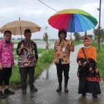 Foto: Kepala DKPP Sumenep, Chainur Rasyid saat meninjau langsung lahan pertanian yang terdampak banjir di Desa Patean, Kecamatan Batuan, Kabupaten Sumenep.