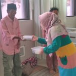 Caption: Tim komite medis saat membagikan takjil buka puasa gratis kepada para keluarga pasien di RSUD Moh. Anwar Sumenep selama Ramadan. (foto: istimewa)