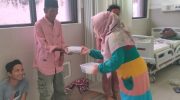 Caption: Tim komite medis saat membagikan takjil buka puasa gratis kepada para keluarga pasien di RSUD Moh. Anwar Sumenep selama Ramadan. (foto: istimewa)