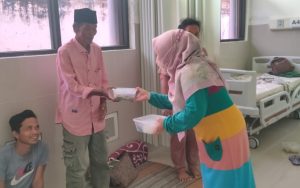 Aksi Sosial Para Dokter RSUDMA Sumenep, Sediakan Takjil Gratis untuk Keluarga Pasien Selama Ramadan