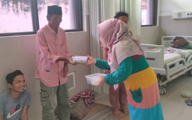 Caption: Tim komite medis saat membagikan takjil buka puasa gratis kepada para keluarga pasien di RSUD Moh. Anwar Sumenep selama Ramadan. (foto: istimewa)