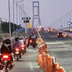 Foto: Suasana arus mudik pada H-1 Lebaran di gerbang Jembatan Suramadu arah ke Madura. (Bisnis.com-Peni Widarti)