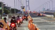 Foto: Suasana arus mudik pada H-1 Lebaran di gerbang Jembatan Suramadu arah ke Madura. (Bisnis.com-Peni Widarti)