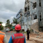 Foto: Proses pembongkaran bangunan ruko terbengkalai di Jl. WR Supratman, Kelurahan Kepatihan, Kaliwates, Jember.