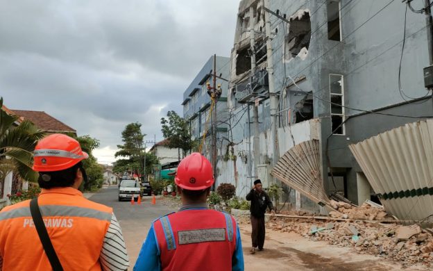 Foto: Proses pembongkaran bangunan ruko terbengkalai di Jl. WR Supratman, Kelurahan Kepatihan, Kaliwates, Jember.