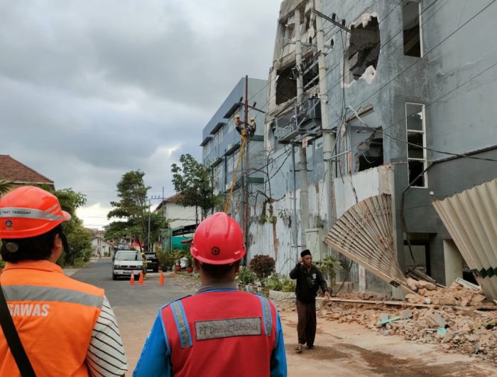 Foto: Proses pembongkaran bangunan ruko terbengkalai di Jl. WR Supratman, Kelurahan Kepatihan, Kaliwates, Jember.