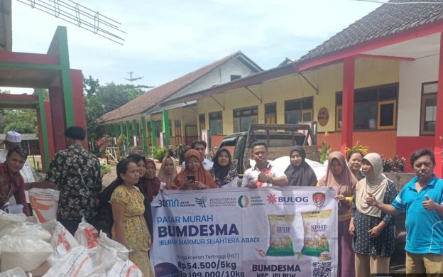 Foto: Bulog Cabang Jember menggandeng Kodim 0824 saat menggelar pasar murah di 31 kecamatan.