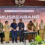 Foto: Pj Bupati Bondowoso, Bambang Soekwanto⁩ saat menandatangani MoU Musrenbang 2025-2045.