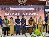Foto: Pj Bupati Bondowoso, Bambang Soekwanto⁩ saat menandatangani MoU Musrenbang 2025-2045.