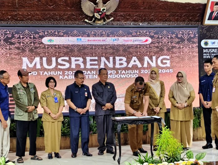 Foto: Pj Bupati Bondowoso, Bambang Soekwanto⁩ saat menandatangani MoU Musrenbang 2025-2045.