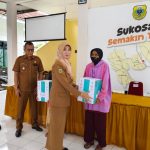 Foto: Pj Sekda Bondowoso, Haeriah Yuliati saat memberikan santunan secara Simbolis.